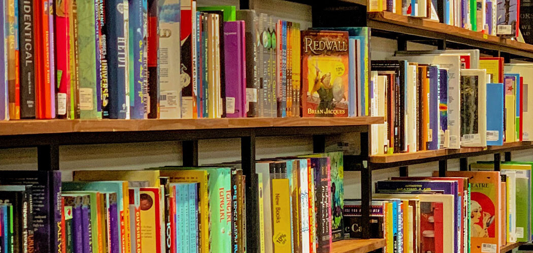 A bunch of books sitting on shelves in a library