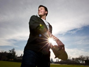 student throwing frisbee