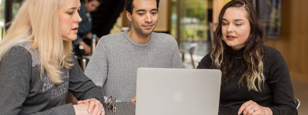 Computer science students Isiah Behner '18 and Jessica Chase '18 talk with Prof. Laurie Murphy in the seats near Kelly Cafe in Morken at PLU, Friday, May 18, 2018. (Photo: John Froschauer/PLU)