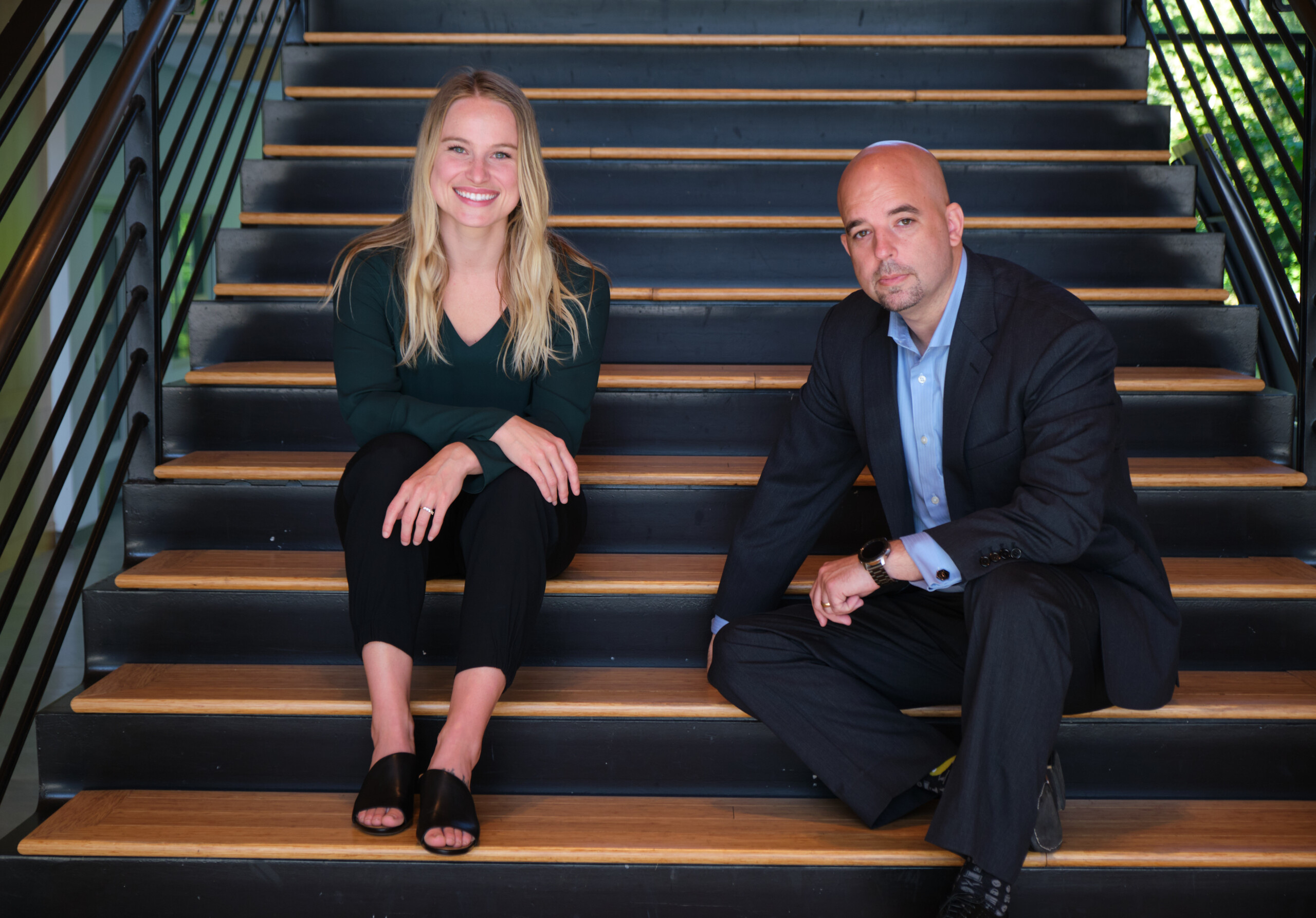 PLU Alumna Andrea Adams ‘15 and Bradd Busick ’99, MBA ’09 pose on steps.