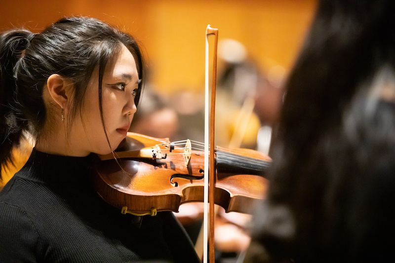 20221017_SB_PLUSO_047 A dark haired girl is seen playing the violin.