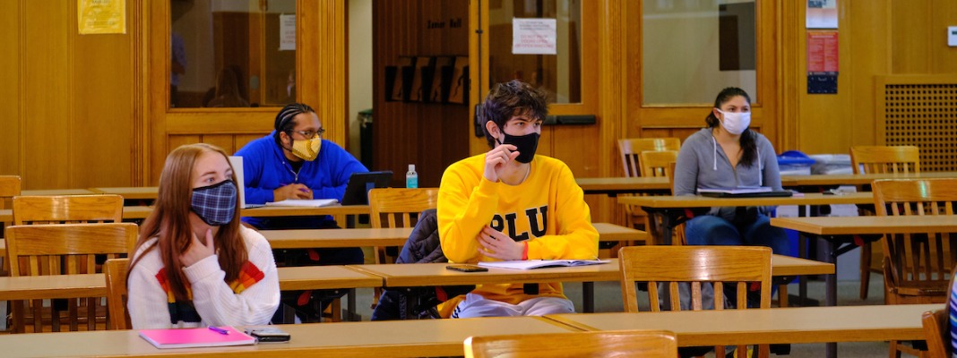 David Simpson’s Social Work class that meets periodically in Xavier Hall during the COVID-19 pandemic, Thursday, Oct. 15, 2020, at PLU. (PLU Photo/John Froschauer)