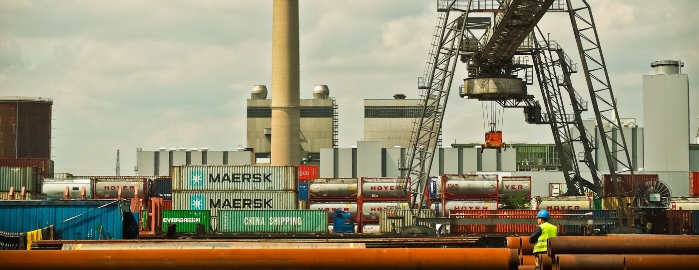 picture of a shipping port and crane