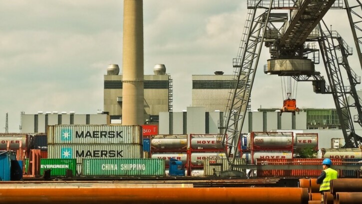 picture of a shipping port and crane