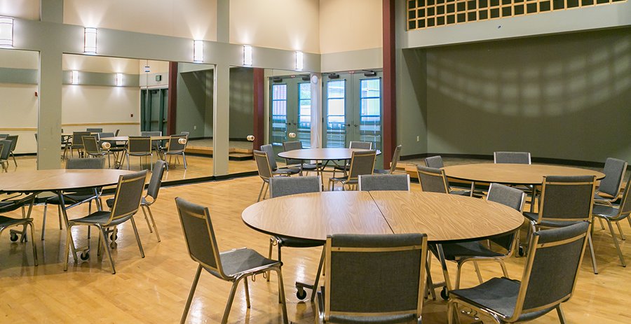 Dumas Bay Centre round tables with chairs