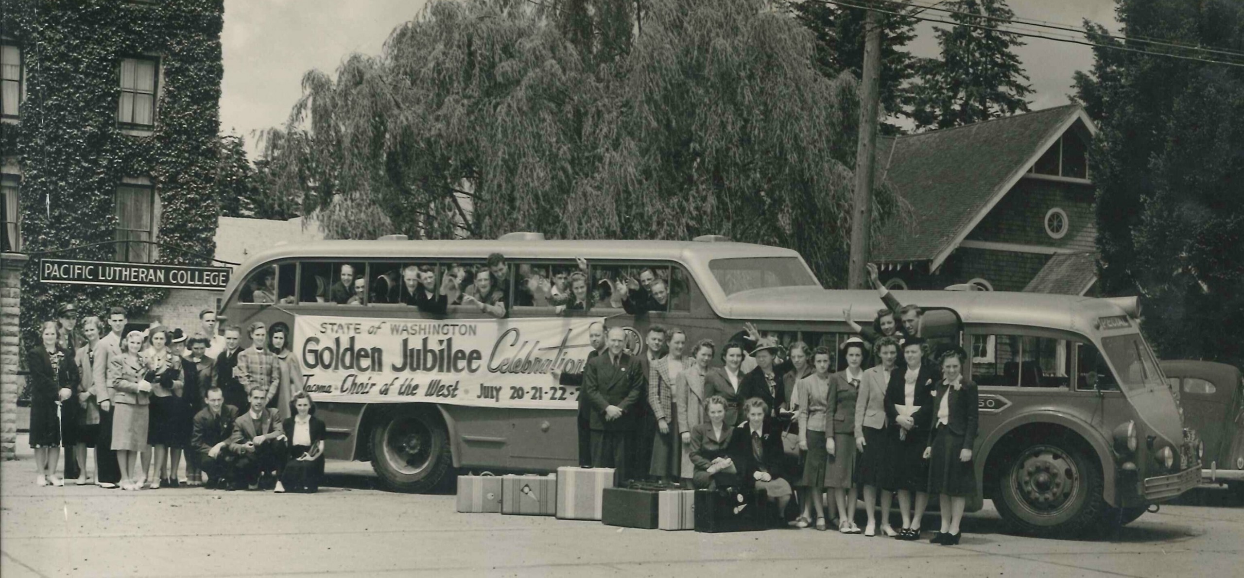 Choir of the West members prepare to board the bus at Pacific Lutheran College in 1939 for a 3,000-mile tour. (Photo courtesy of Lorna Vosburg Burt)