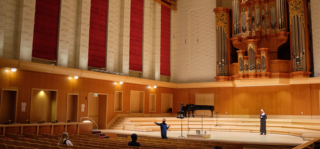 Distanced voice lesson in Lagerquist Hall