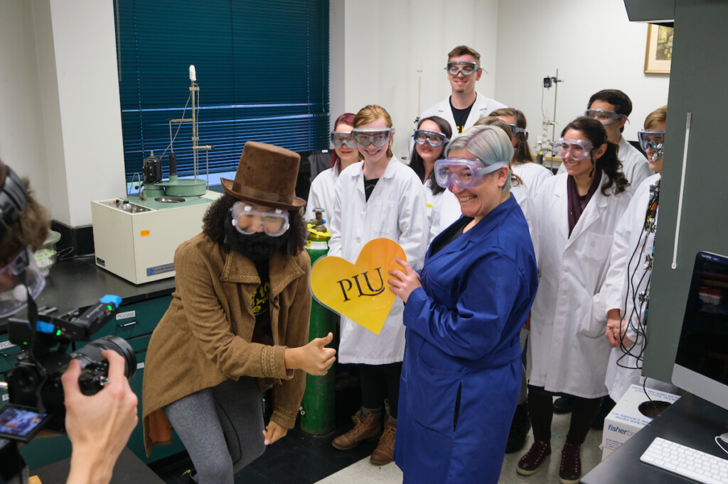 Chemistry Professor Andrea Munro and her class accepting a Bjug heart donation for the Natural Sciences.