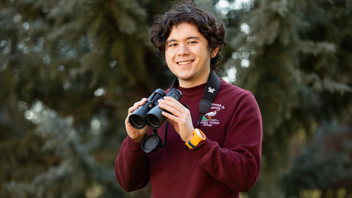 Inspired by his study away experience in Oxford, England, Elijah Paez ’24 founded the Birders of PLU club.