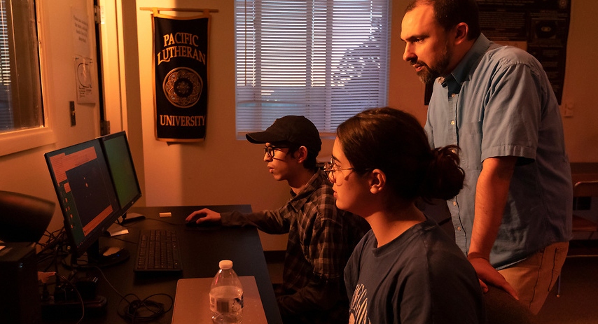 Julian Kop ’24 and Jessica Ordaz ’24 in the observatory lab with Professor Sean O’Neill.