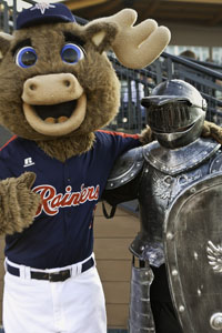 Rhubarb and Lance Lute together for the PLU Night at the Rainiers