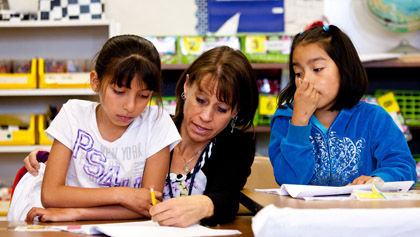 Robyn Paczkowski ’84 works with students on an assignment.