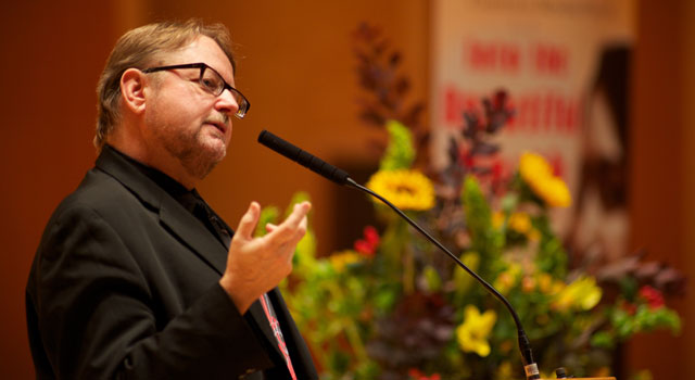 “Into the Beautiful North” author Luis Alberto Urrea speaks at PLU as part of the Common Reading Program. (Photos by John Struzenberg)