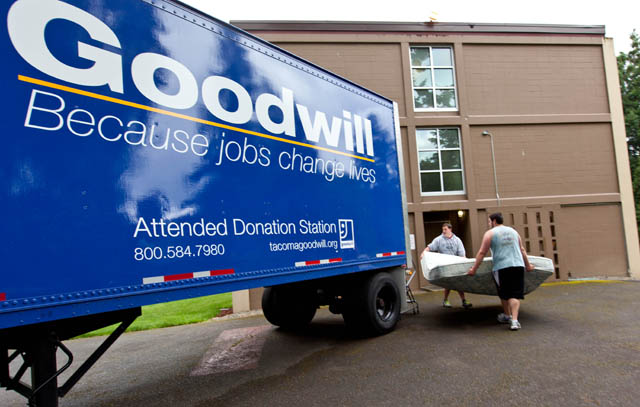 Students work to wrestle a mattress into a Goodwill donation trailer during last year’s Moveout. (Photo: John Froschauer/PLU)