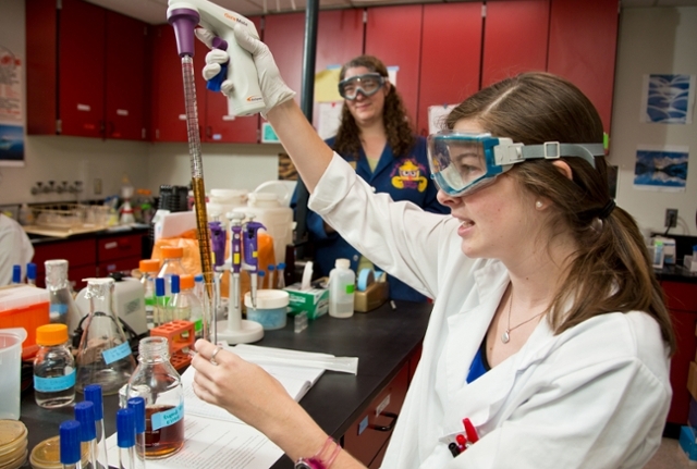 Mackenzie Deane ’15 and Professor Tina Saxowsky