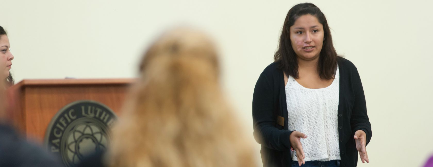 Amigos Unidos student president Ashley Carrasco ’17 welcomes Spanish-speaking families to PLU during Orientation. (Photo: John Struzenberg '16)