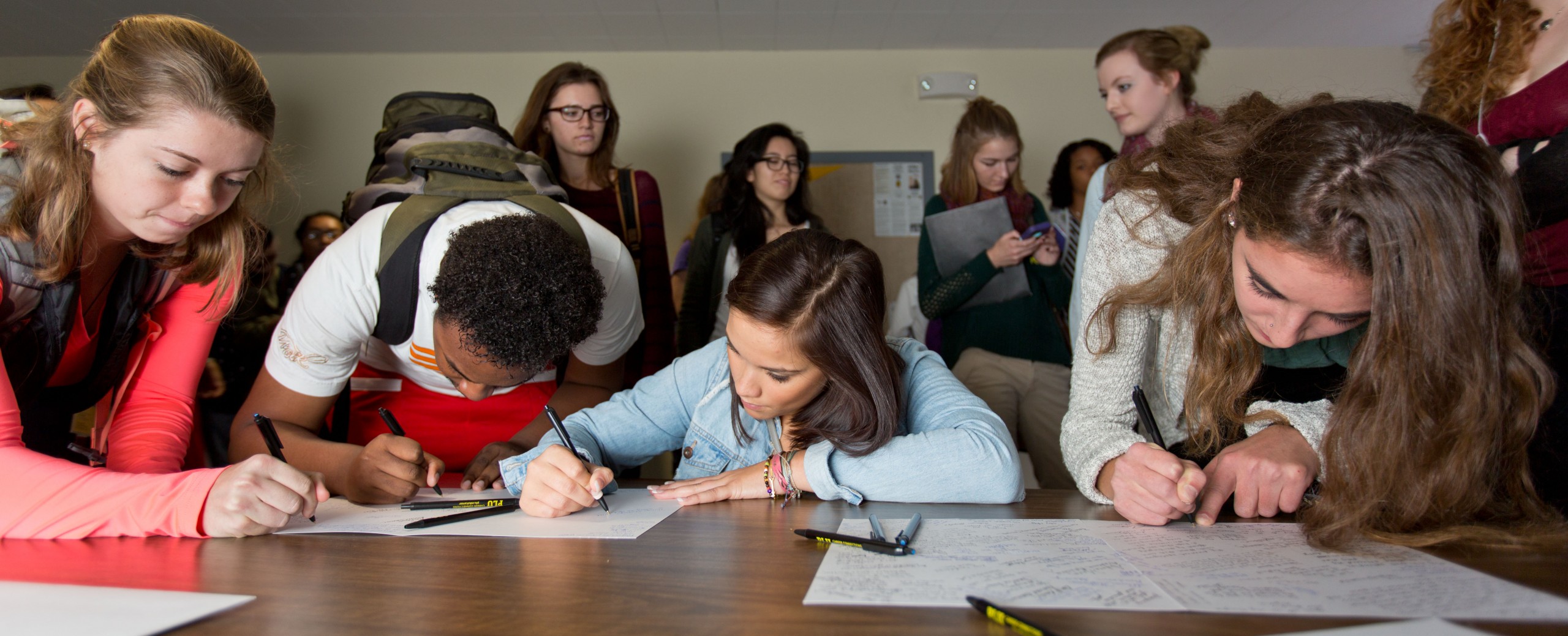 Pacific Lutheran University students and staff gathered outside Leraas Hall in the Rieke Science Center on Oct. 2. to write and sign sympathy cards for the communities of North Seattle College and Umpqua Community College.