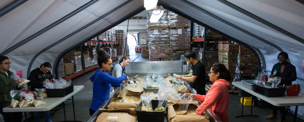 Students volunteer at the Emergency Food Network on March 30 as part of an alternative spring break program, Parkland Immersion. (Photo: John Froschauer/PLU)