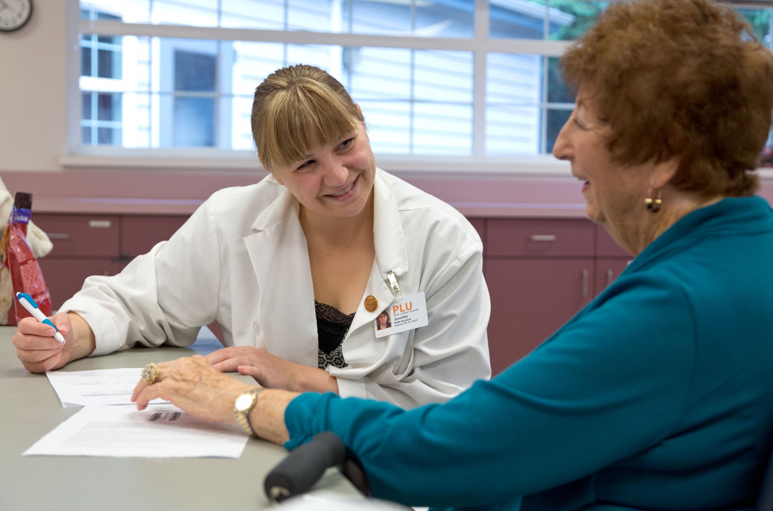 PLU nursing student talks with a patient at the Sumner Senior Center