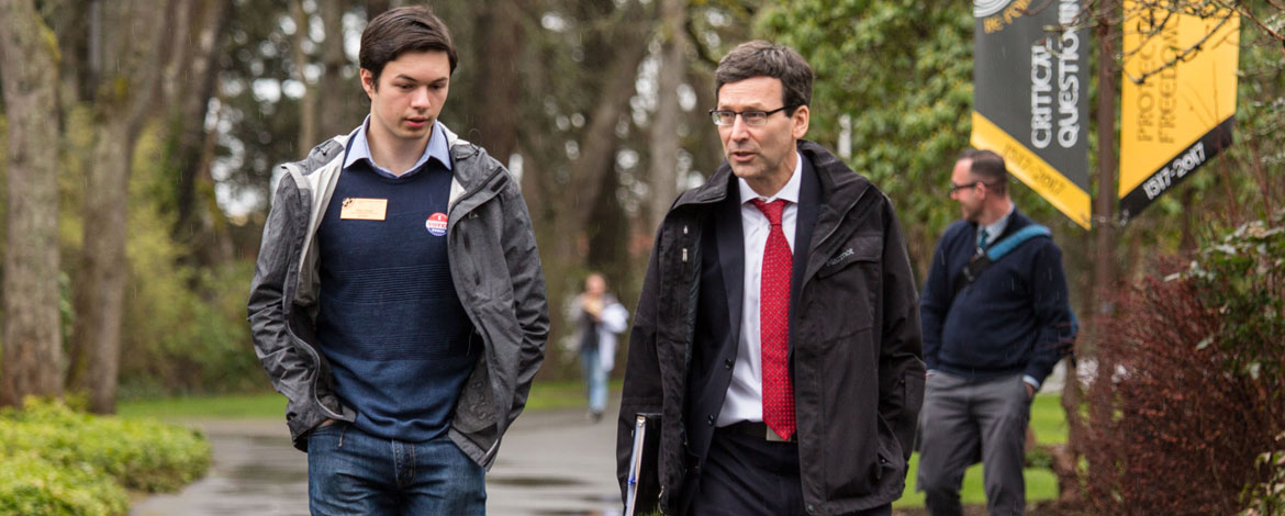 Riley Dolan '19 chats with Bob Ferguson, Washington state attorney general, during Ferguson's visit to campus earlier this year. (Photo by John Froschauer/PLU)