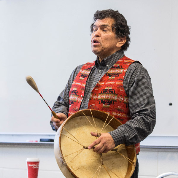 Roger Fernandes speaking to a writing class at PLU