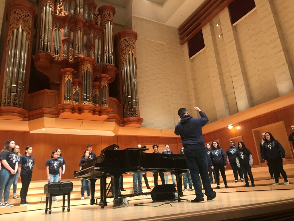 Alonso Brizuela ’14 teaches music class in concert hall