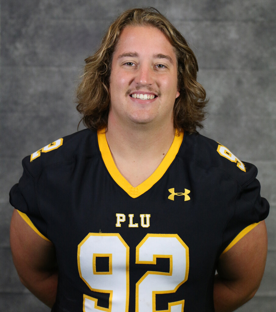 Zach Willis ’19 headshot - photo in PLU football uniform