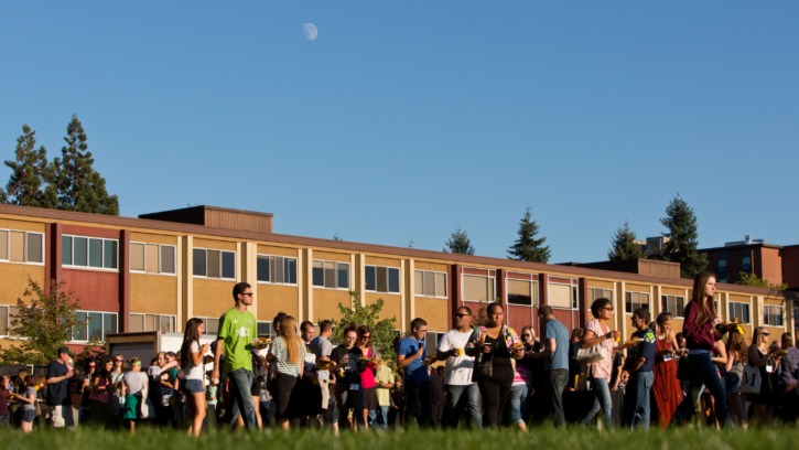 Students move into Foss Hall.