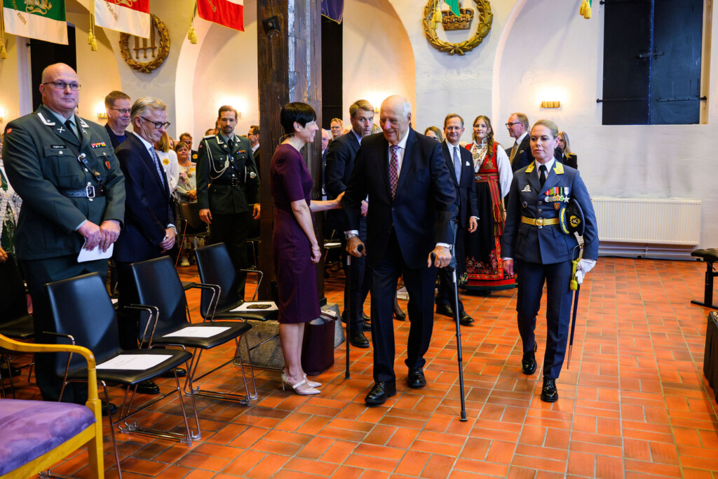 King walks into the event people stand around him