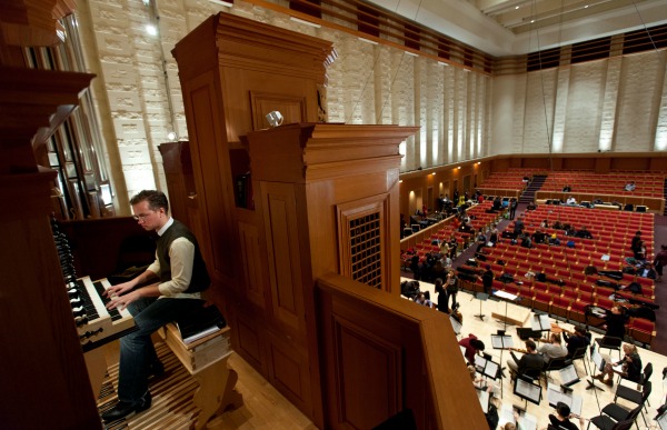 Student rehearsal on the organ for the Christmas concert