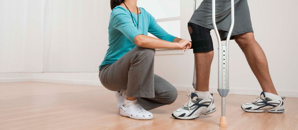 Therapist helping an individual with a knee brace