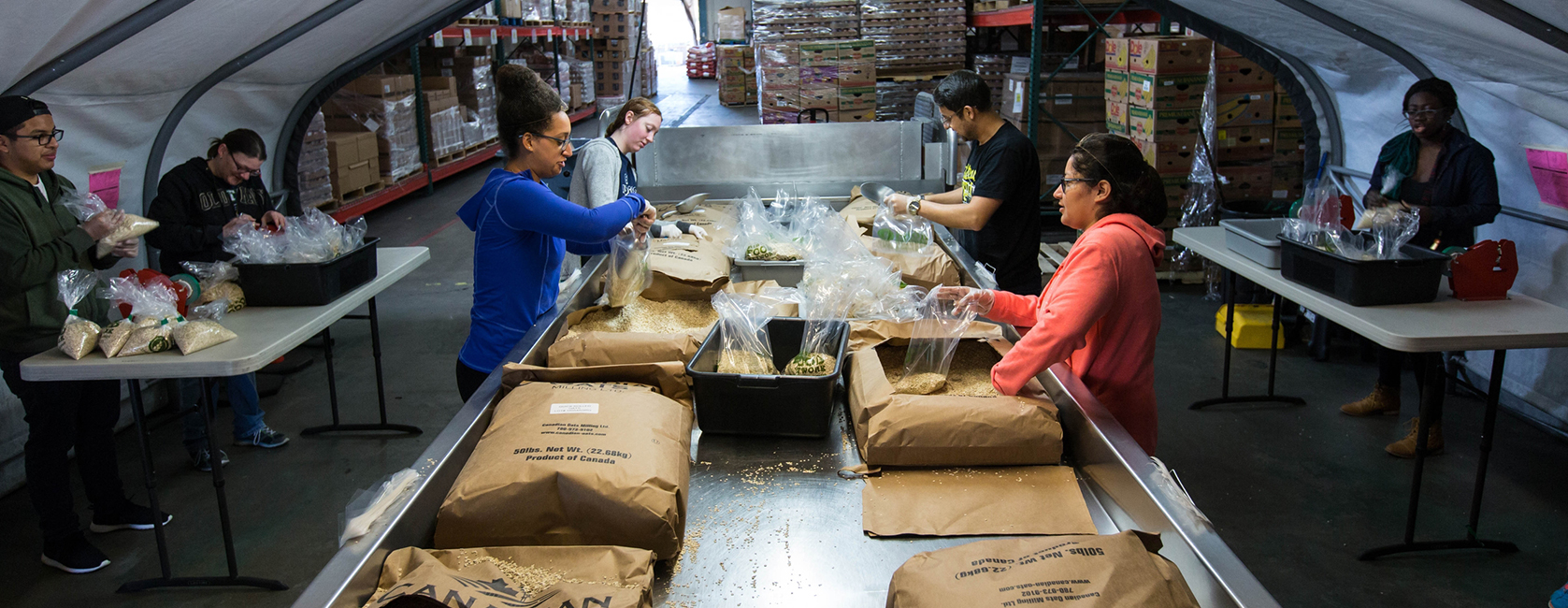 Students and staff volunteering at the Emergency Food Network for the Parkland Immersion Alternative Spring Break.