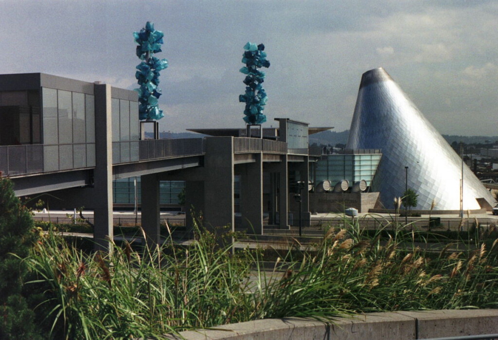 1200px-Museum_of_Glass,_Tacoma