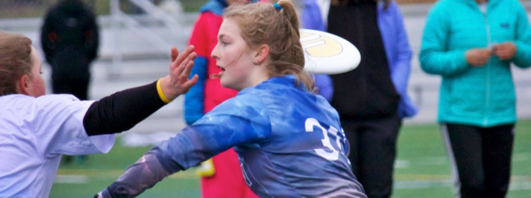 2 students playing frisbee