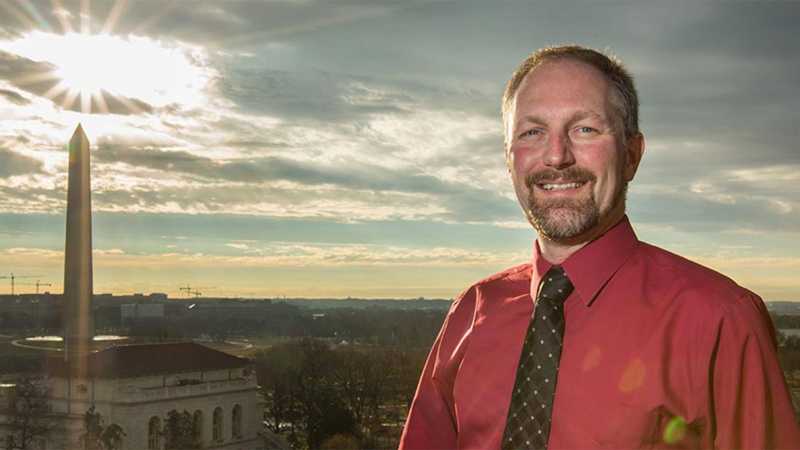 Scott Foss ’91 on the rooftop of the Stewart Lee Udall Department of the Interior Building. (Photo: John Froschauer/PLU)