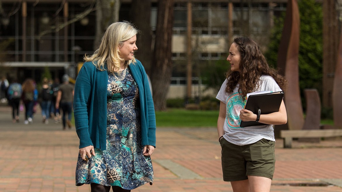 Prof. Michelle Cynar walks with Jessica Mason '18,