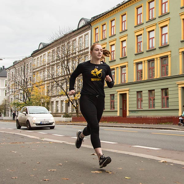 Molly Ivey running in the streets in Oslo, Norway