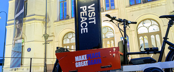 A blue and red sign with the words Make Peace Great Again