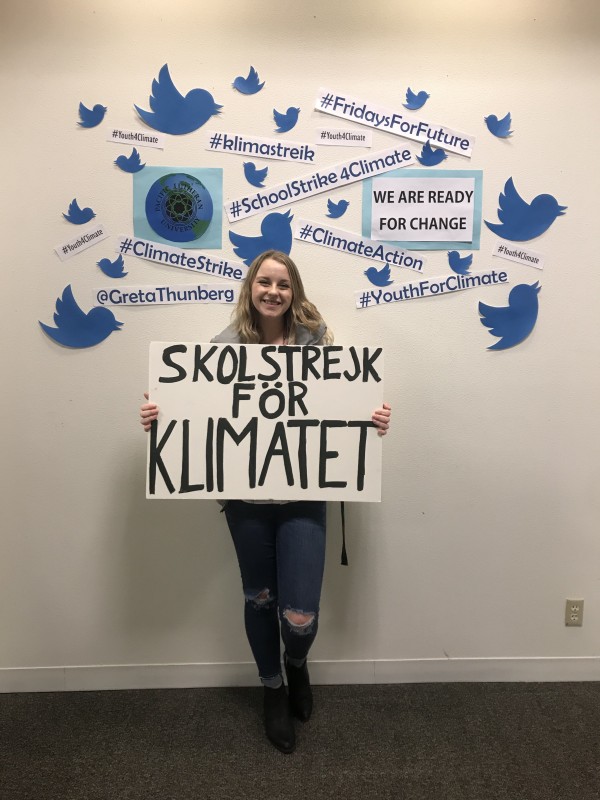 img_5579-e1552598942658 Student holding Skolstrejk för klimatet! sign