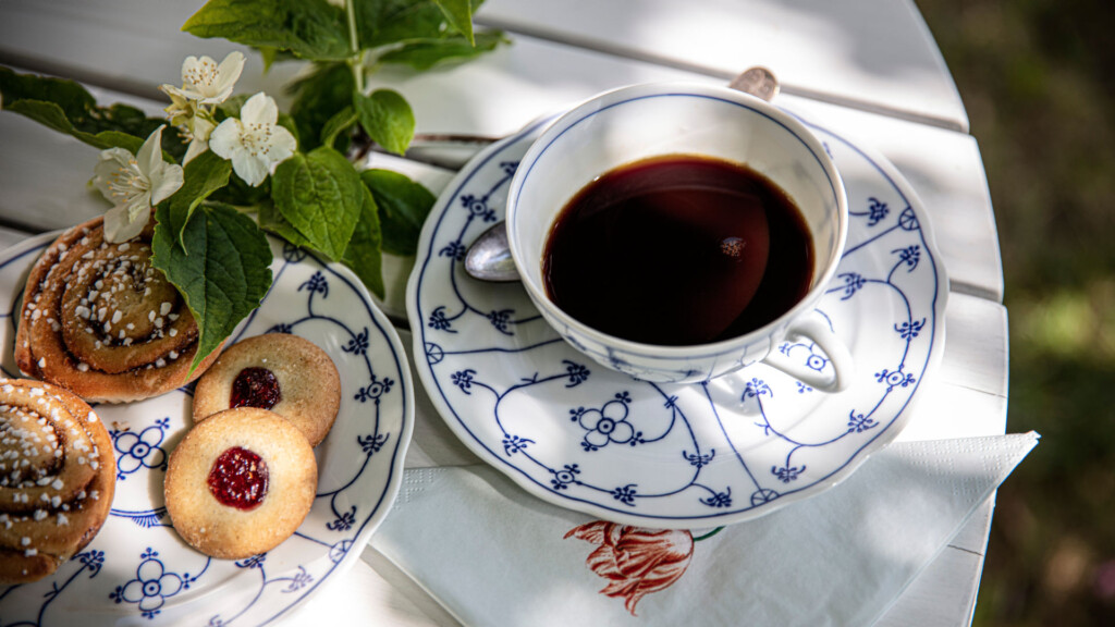 Café Skoklosters slott. Cup of coffee with cookies