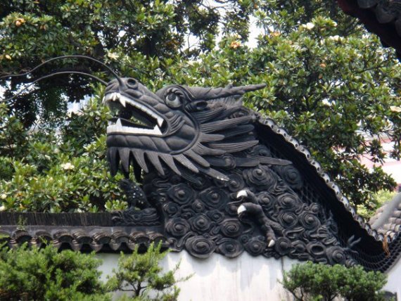 Chinese dragon on roof corner